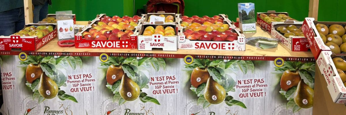 stand d'exposition du syndicat des fruits de savoie avec des cagettes de fruits
